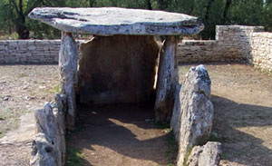 “Tavole di pietra” guardano la luna